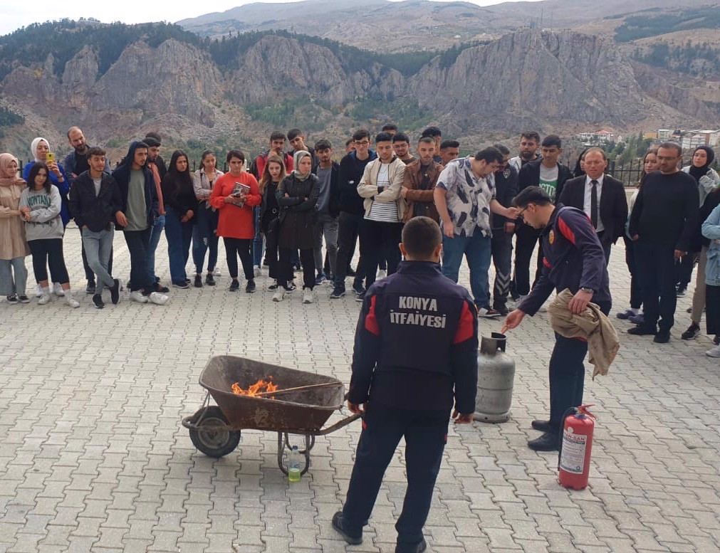 Meslek üksekokulumuzda yangın güvenliği eğitimi ve tatbikatı düzenlendi.